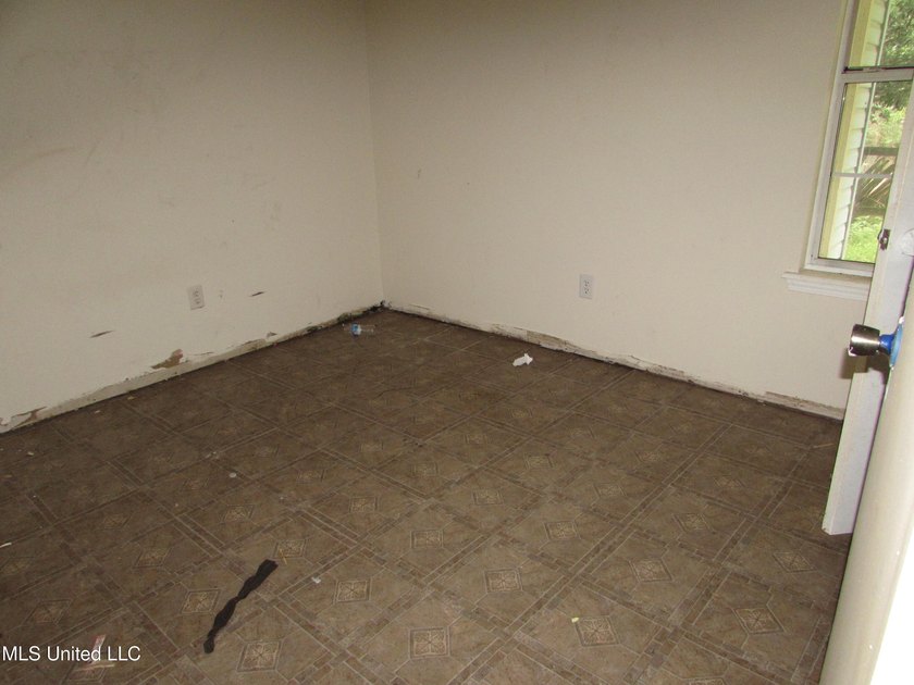 3 bedroom 2 bath fixer upper in a nice neighborhood with a - photo 11