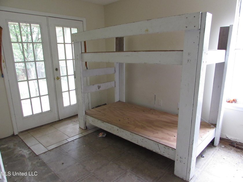 3 bedroom 2 bath fixer upper in a nice neighborhood with a - photo 12