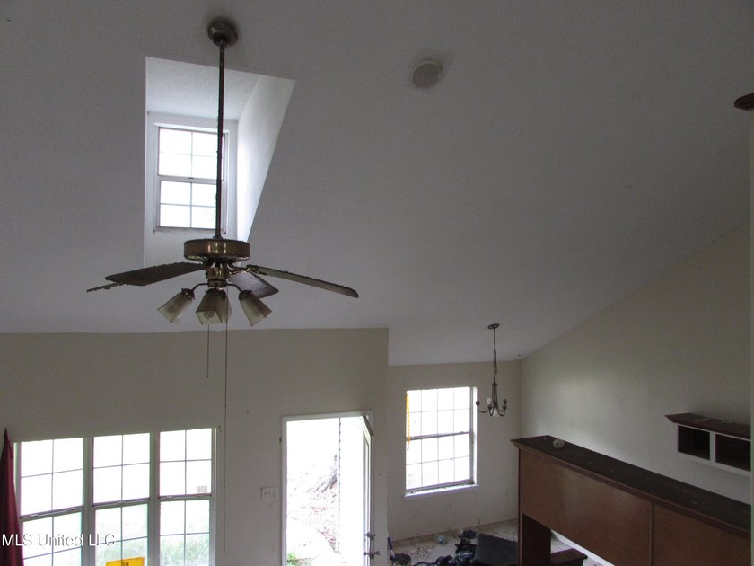 3 bedroom 2 bath fixer upper in a nice neighborhood with a - photo 16