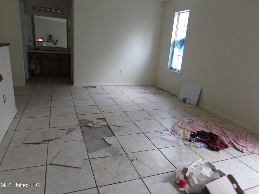 3 bedroom 2 bath fixer upper in a nice neighborhood with a - photo 17