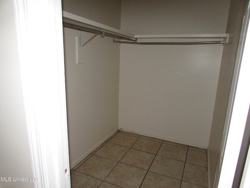 3 bedroom 2 bath fixer upper in a nice neighborhood with a - photo 18