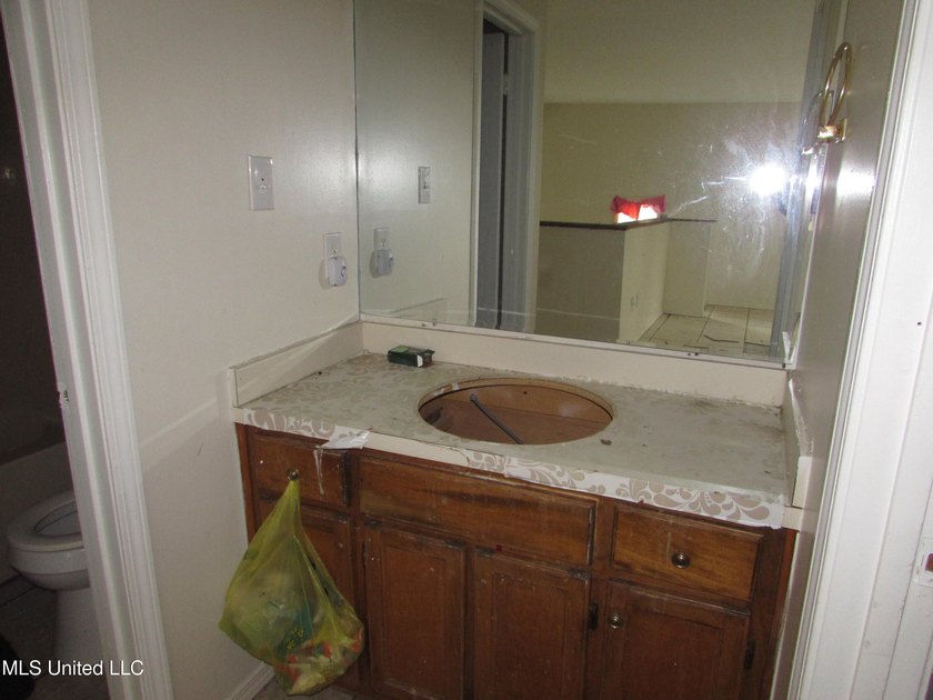 3 bedroom 2 bath fixer upper in a nice neighborhood with a - photo 19