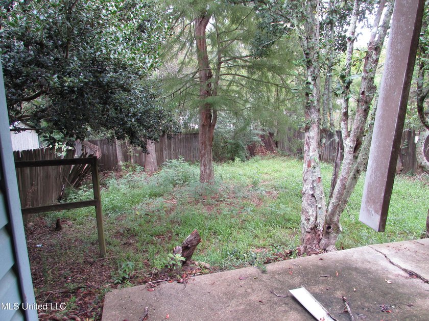 3 bedroom 2 bath fixer upper in a nice neighborhood with a - photo 24
