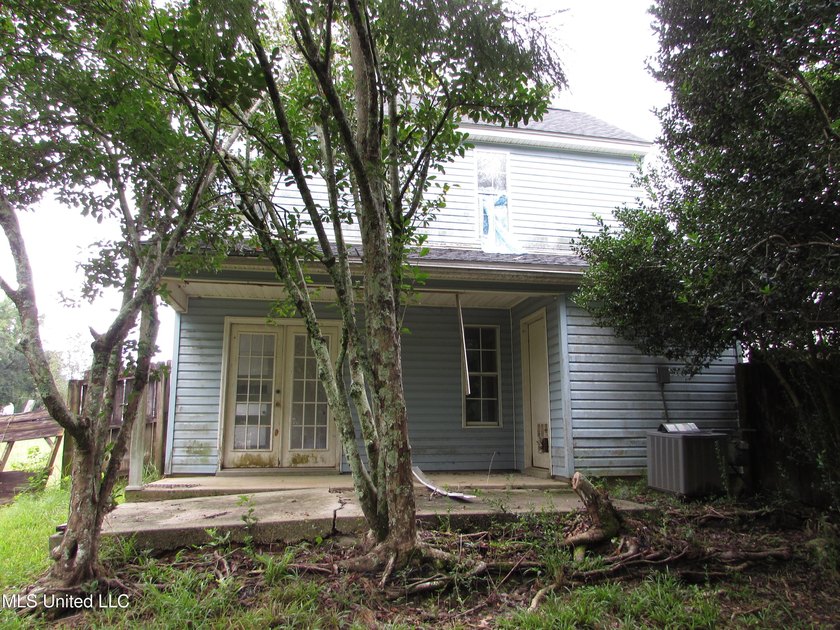 3 bedroom 2 bath fixer upper in a nice neighborhood with a - photo 27