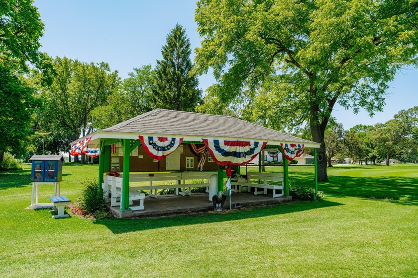 Welcome Home to your private golf course in this small community - photo 3