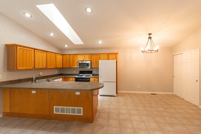 Rare opportunity to own a well maintained side by side duplex in - photo 4