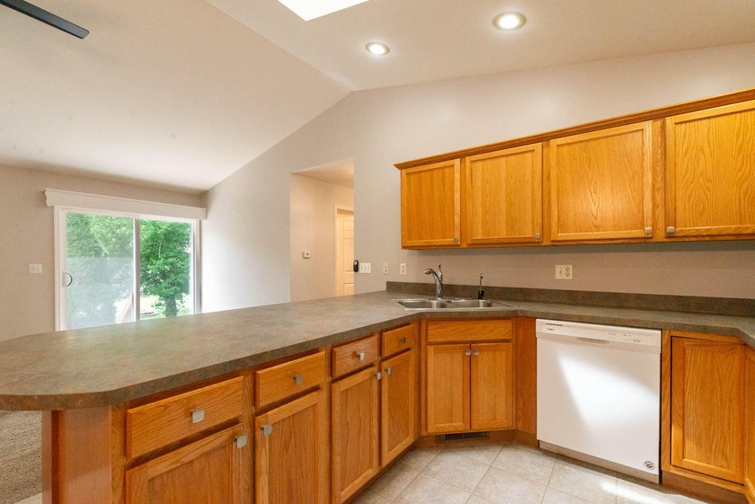 Rare opportunity to own a well maintained side by side duplex in - photo 5