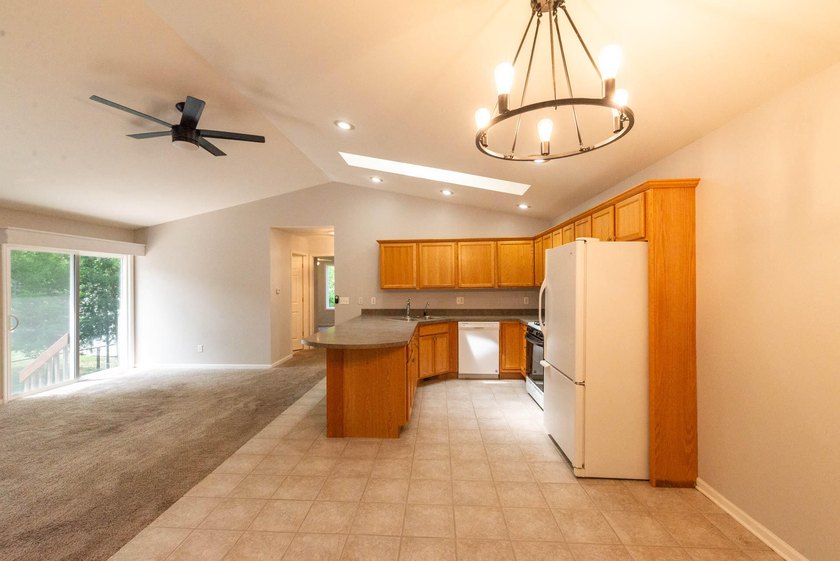 Rare opportunity to own a well maintained side by side duplex in - photo 7