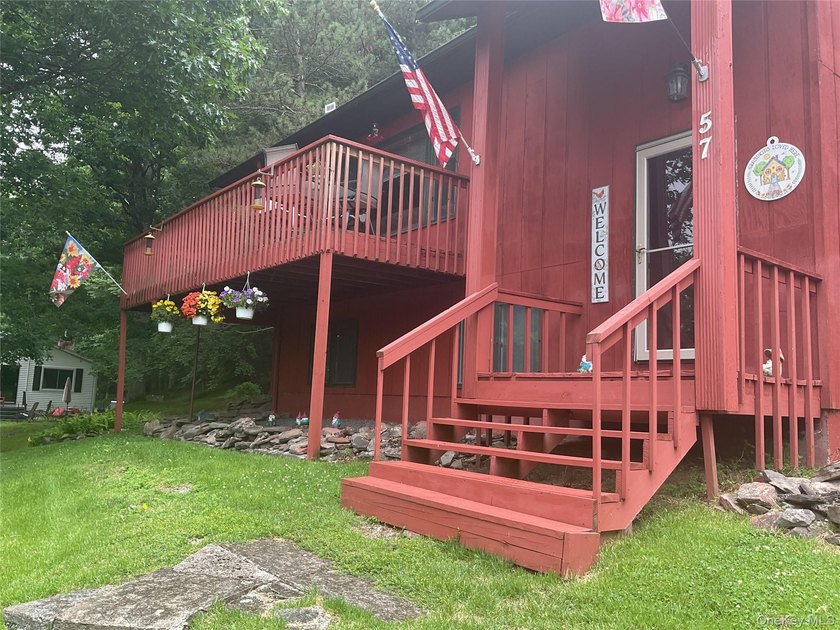 This well-maintained 3-bedroom, 1.5-bath split-level home offers - photo 2