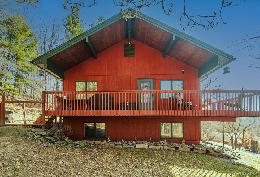 This well-maintained 3-bedroom, 1.5-bath split-level home offers - photo 3