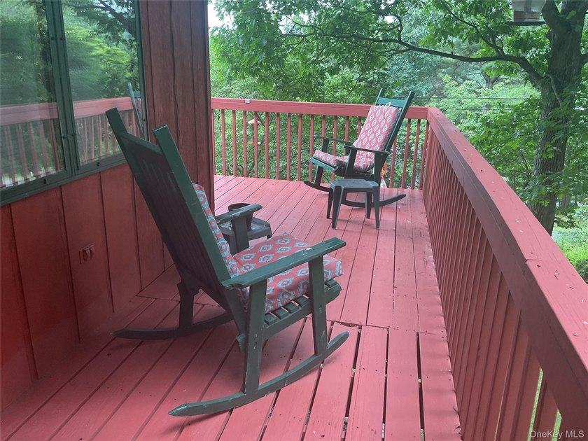 This well-maintained 3-bedroom, 1.5-bath split-level home offers - photo 5