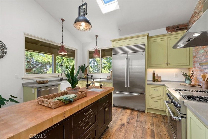Maison du Soleil-perched in the highly desirable Royal Heights - photo 13