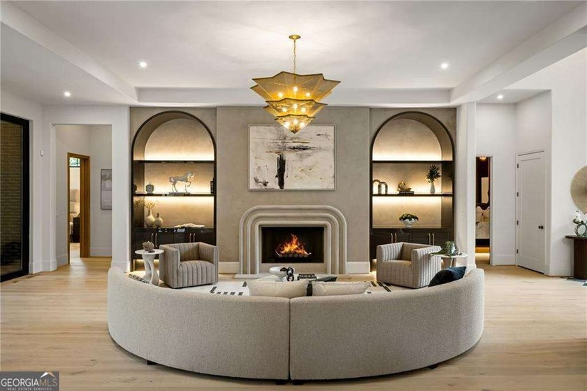Crafted as a true statement piece, this extraordinary custom - photo 14