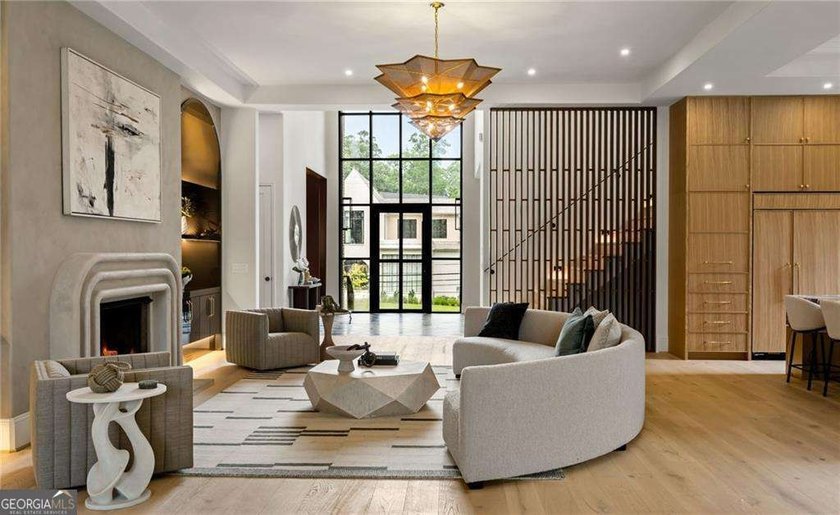 Crafted as a true statement piece, this extraordinary custom - photo 15