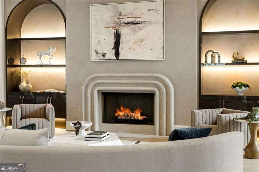 Crafted as a true statement piece, this extraordinary custom - photo 16