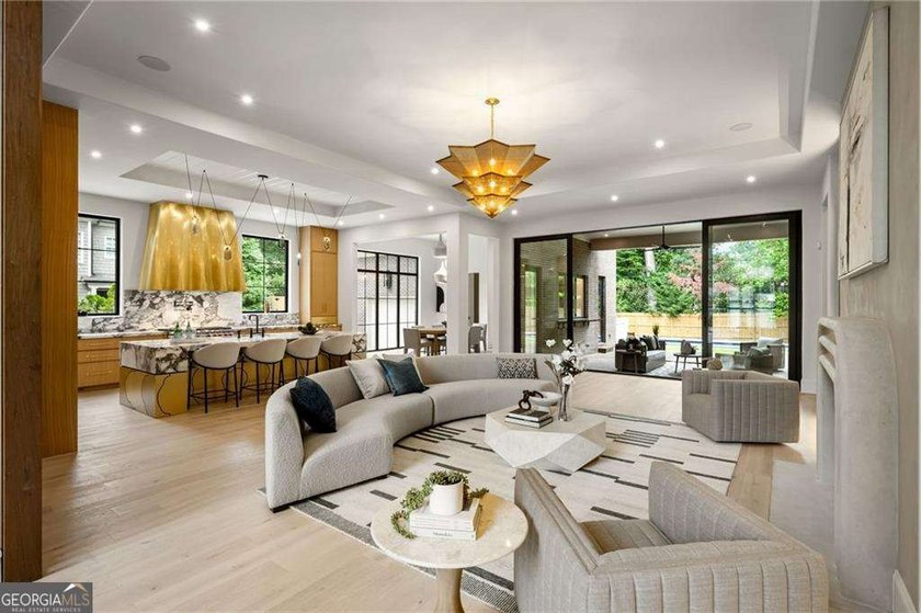 Crafted as a true statement piece, this extraordinary custom - photo 18