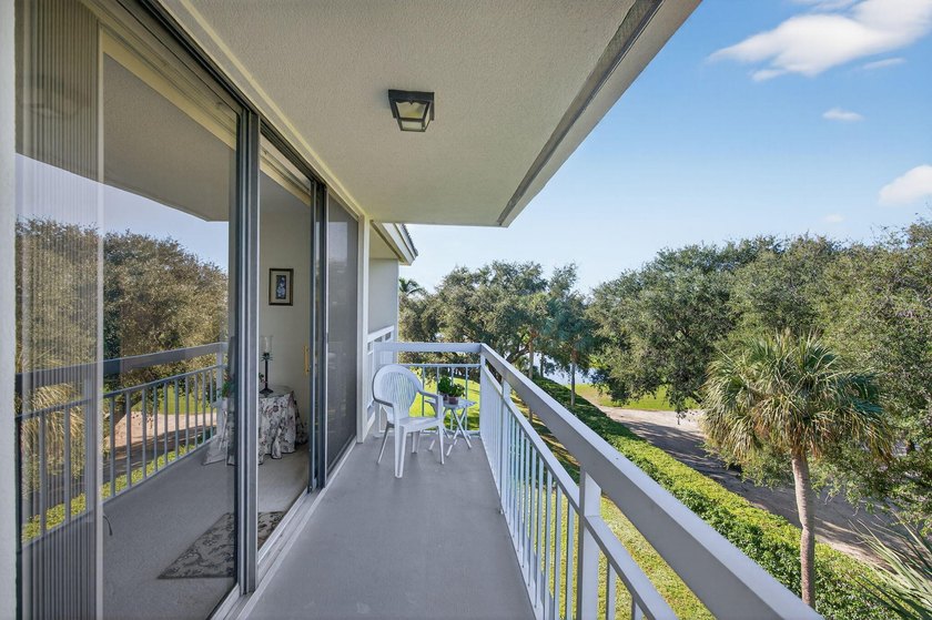 TOTALLY TURNKEY 4TH FLOOR PENTHOUSE, 2 BEDROOM/2 BATH CONDO WITH - photo 22