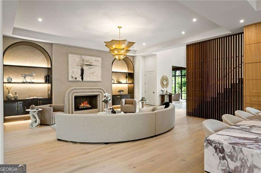 Crafted as a true statement piece, this extraordinary custom - photo 24