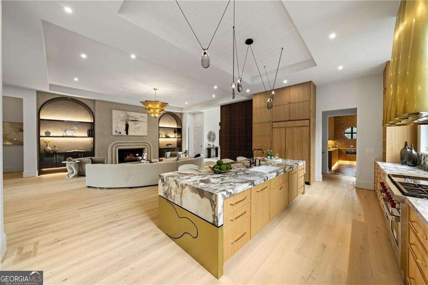 Crafted as a true statement piece, this extraordinary custom - photo 37