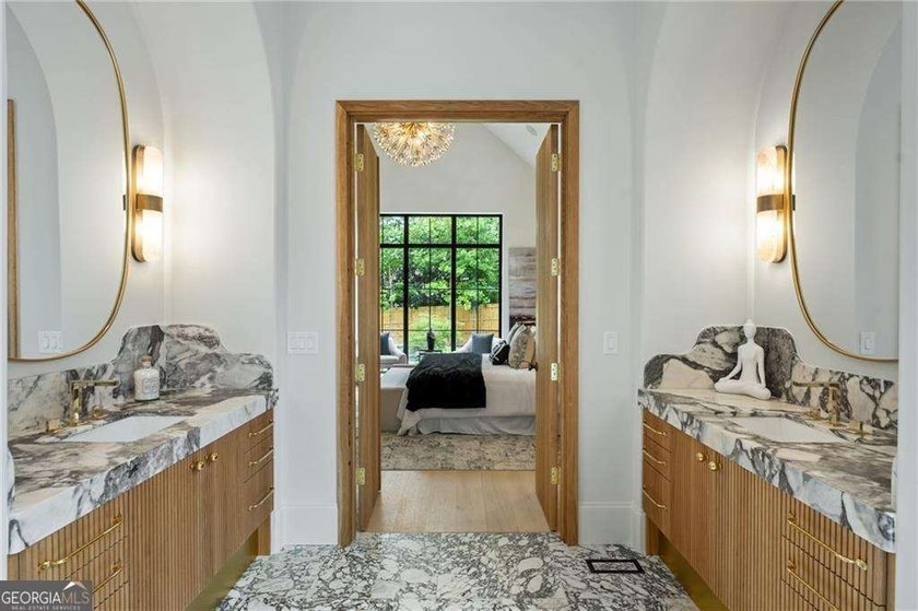 Crafted as a true statement piece, this extraordinary custom - photo 43