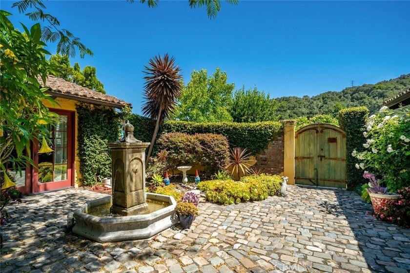 Maison du Soleil-perched in the highly desirable Royal Heights - photo 49