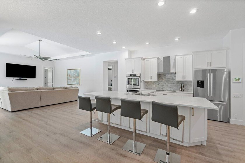 Beautiful, completely renovated,single family home in the quaint - photo 11