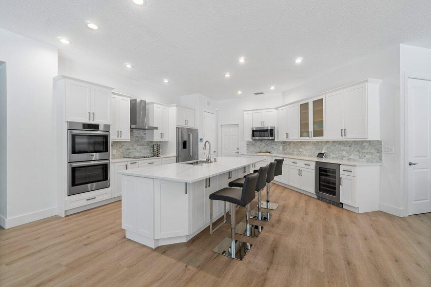 Beautiful, completely renovated,single family home in the quaint - photo 14