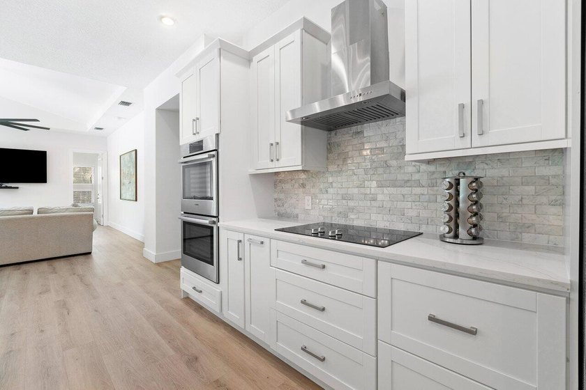 Beautiful, completely renovated,single family home in the quaint - photo 15