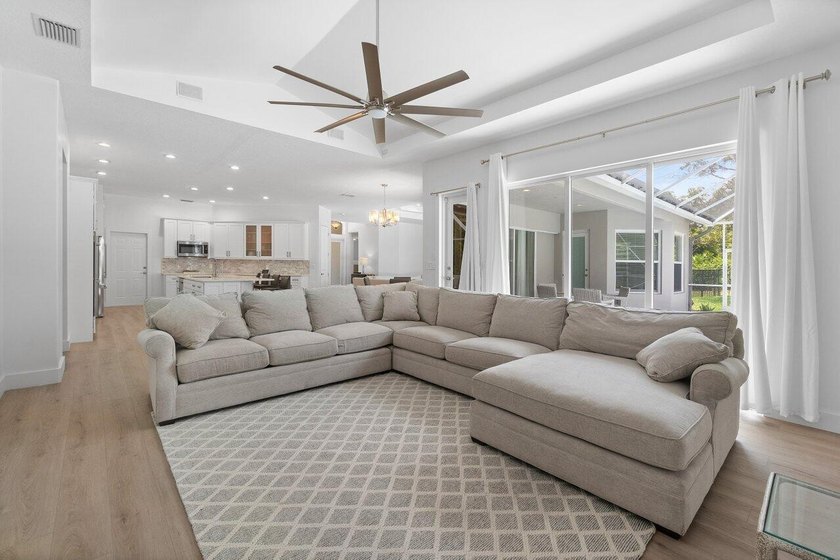 Beautiful, completely renovated,single family home in the quaint - photo 16