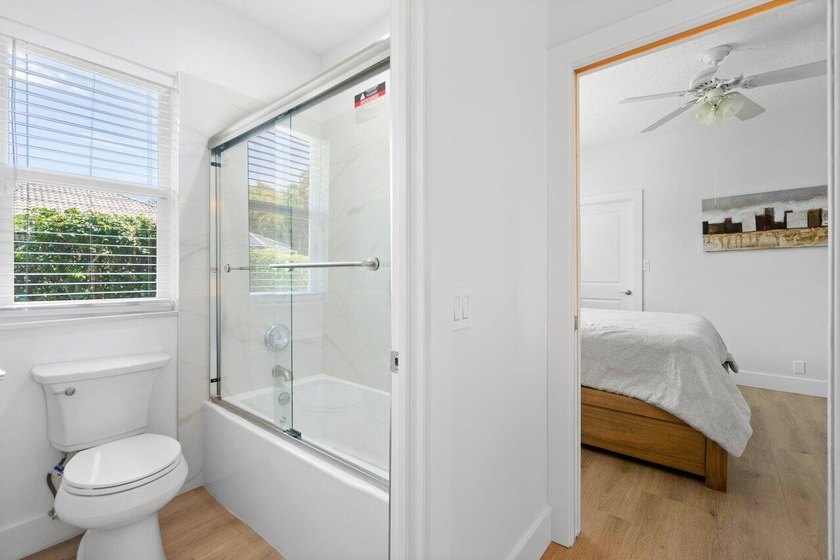 Beautiful, completely renovated,single family home in the quaint - photo 20