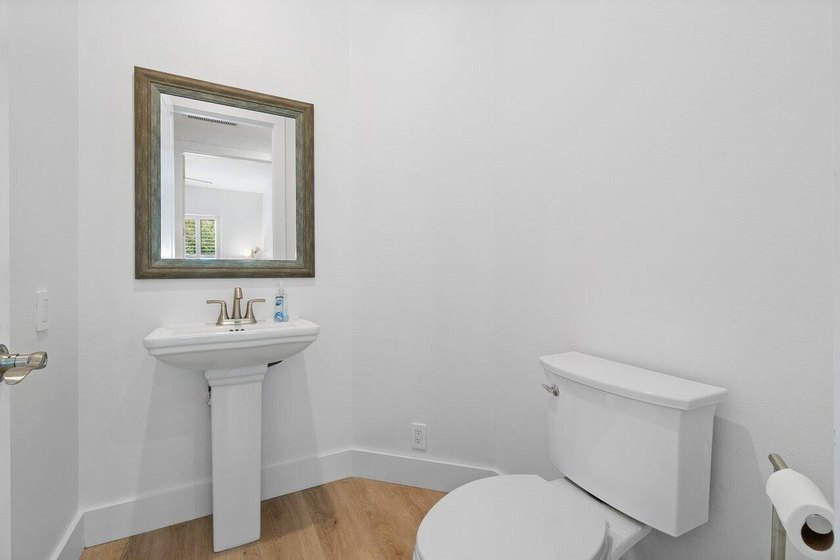 Beautiful, completely renovated,single family home in the quaint - photo 26