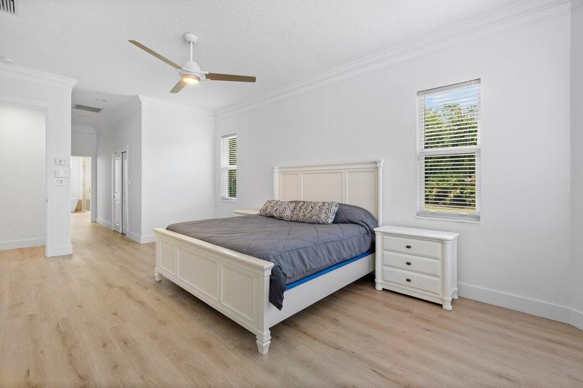 Beautiful, completely renovated,single family home in the quaint - photo 29