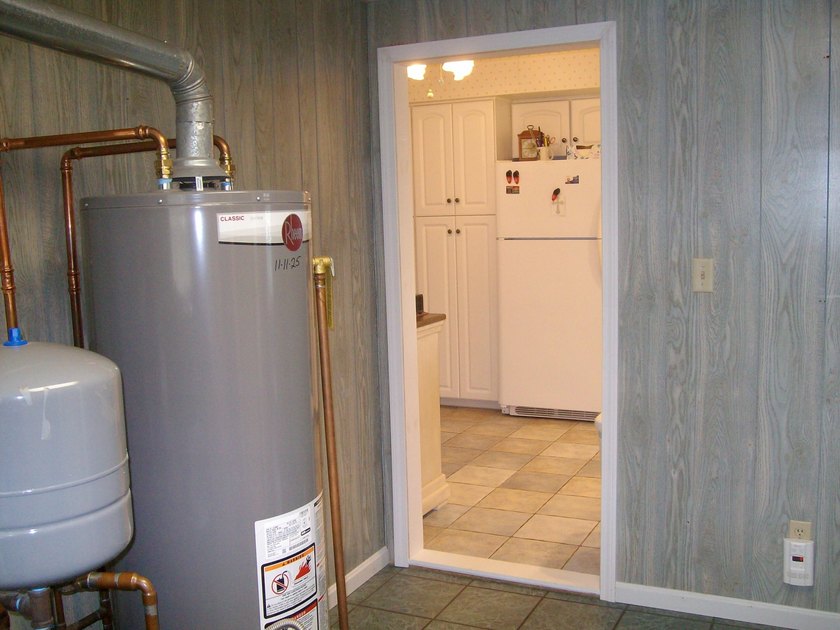 Spacious and well maintained 2 bedroom ranch sitting on a large - photo 33