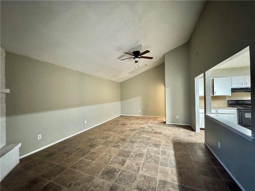 Income-Producing Corpus Christi Duplex | Active Leases in place| - photo 5