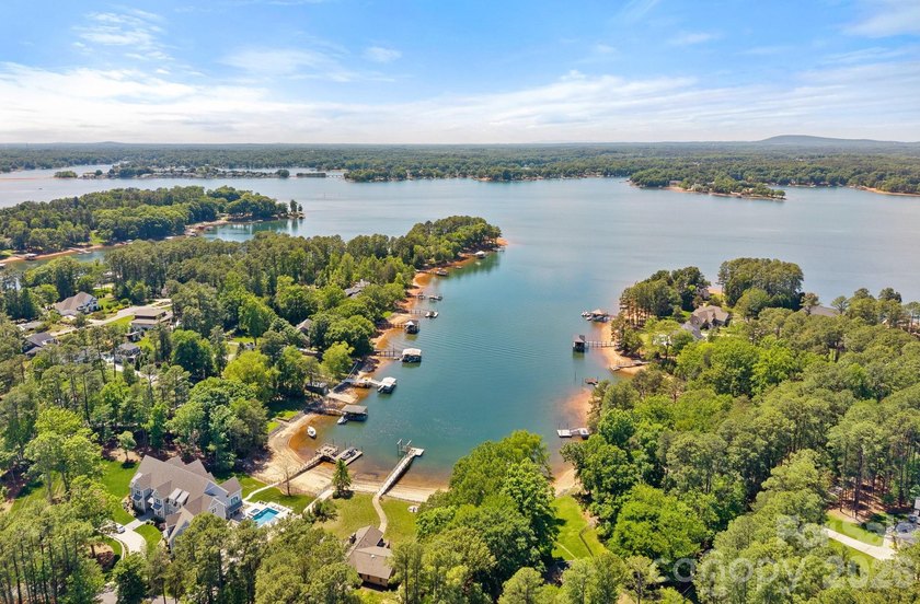 Welcome to 236 Tuskarora Trail, a show-stopping Mooresville - photo 4