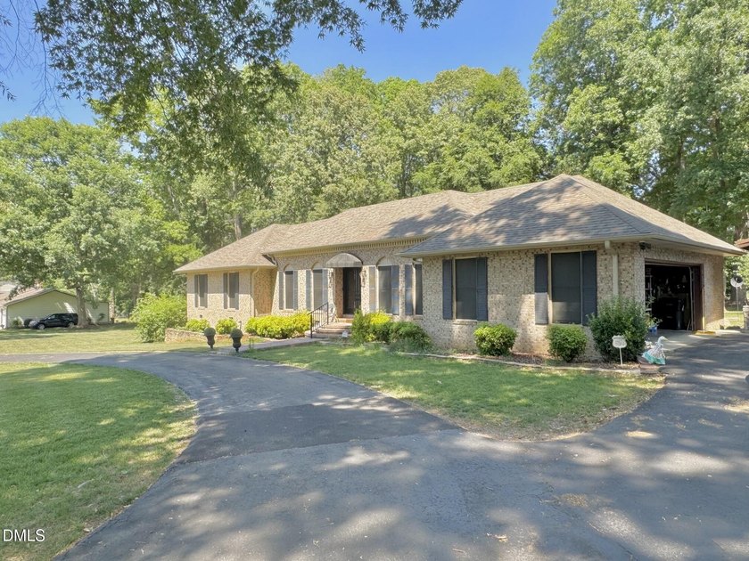 Welcome to this 3-bedroom, 2.5-bathroom single-family residence - photo 2
