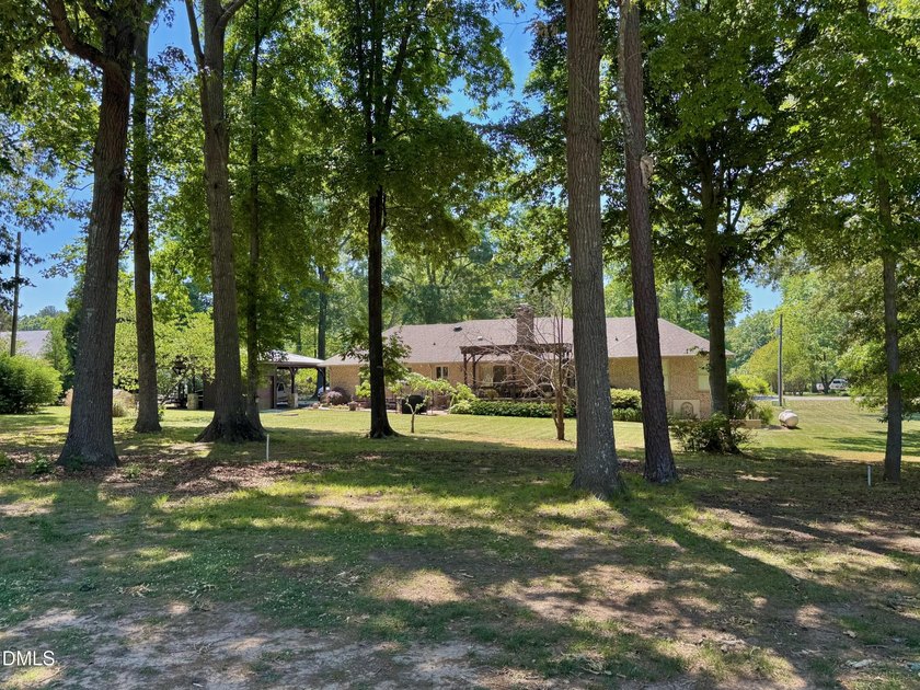 Welcome to this 3-bedroom, 2.5-bathroom single-family residence - photo 3