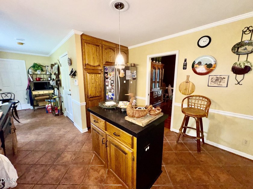 Welcome to this 3-bedroom, 2.5-bathroom single-family residence - photo 10