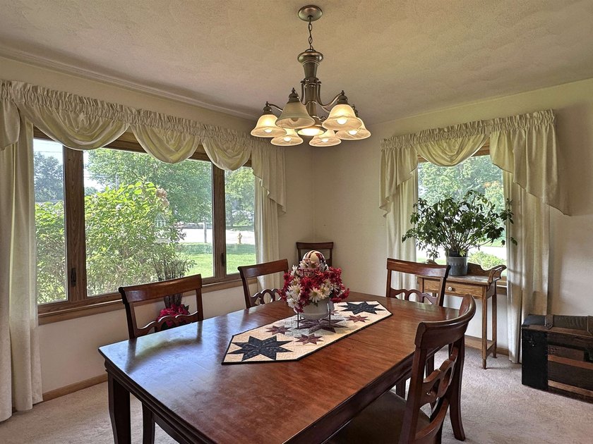 Great south side home with many amenities. Very large primary - photo 12