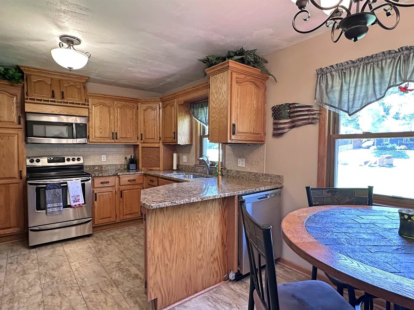 Great south side home with many amenities. Very large primary - photo 15