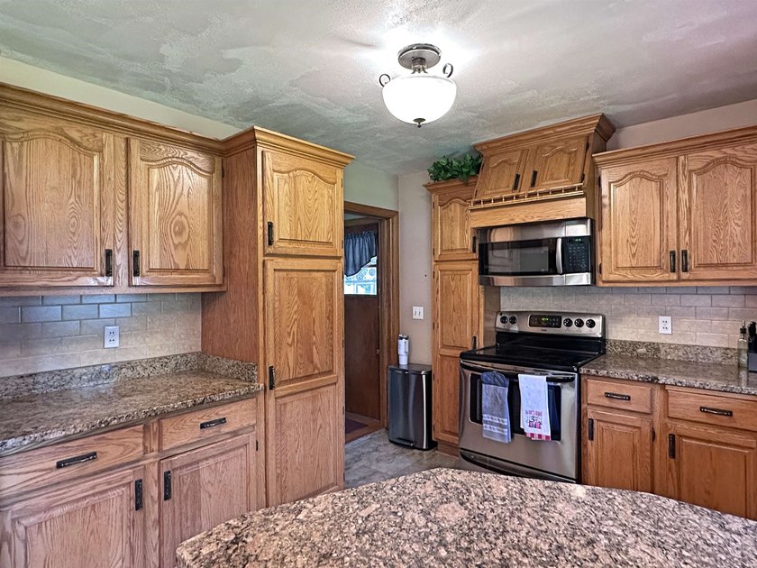 Great south side home with many amenities. Very large primary - photo 17