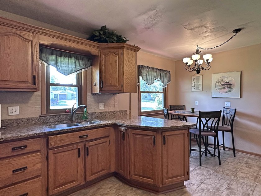 Great south side home with many amenities. Very large primary - photo 18