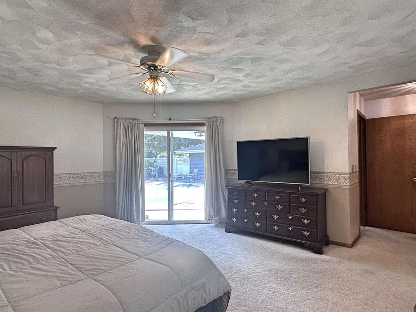 Great south side home with many amenities. Very large primary - photo 27
