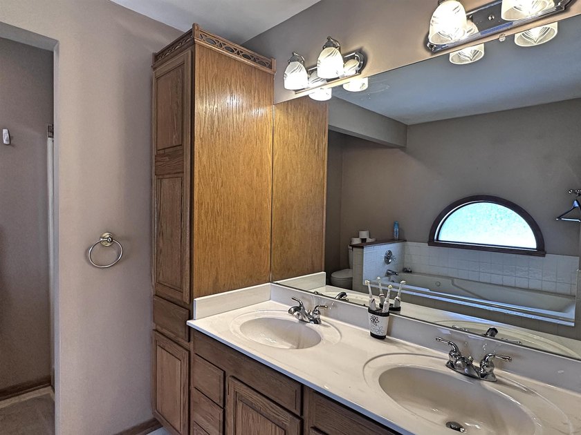 Great south side home with many amenities. Very large primary - photo 30