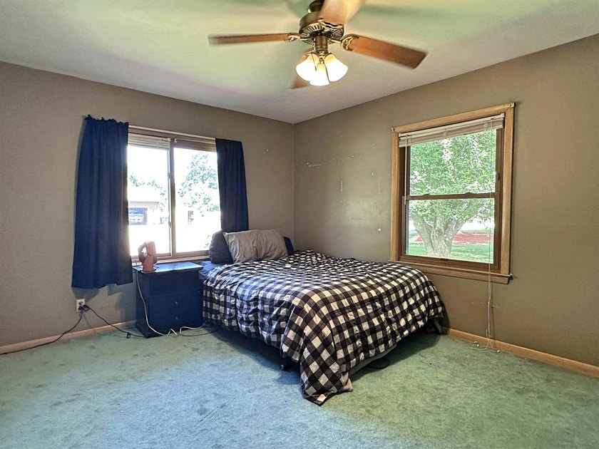 Great south side home with many amenities. Very large primary - photo 31