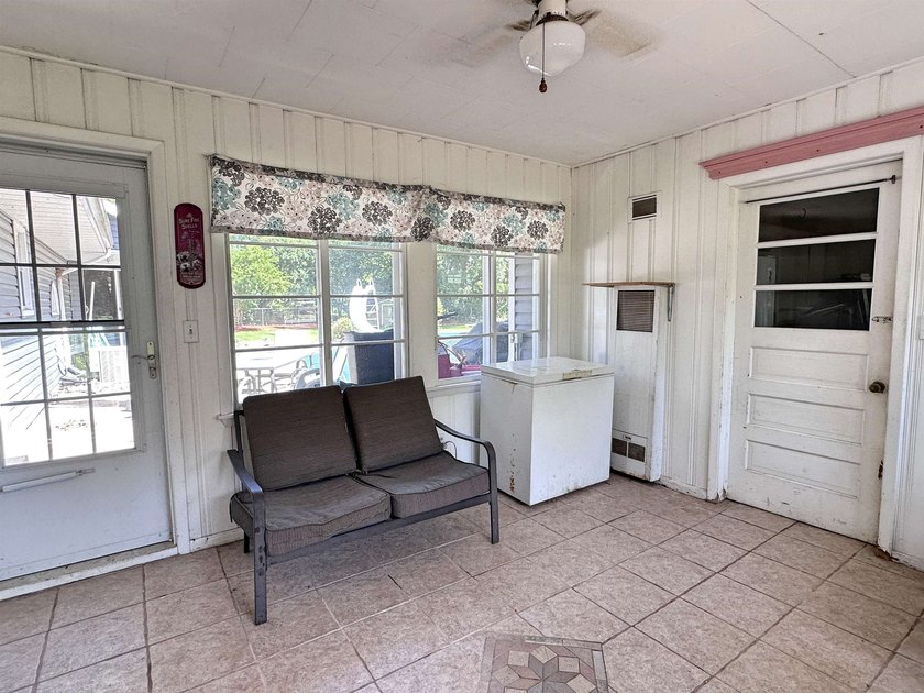Great south side home with many amenities. Very large primary - photo 40