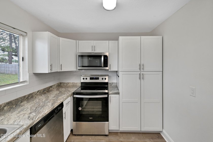 Charming home ready for its new owners! Enjoy added privacy with - photo 15