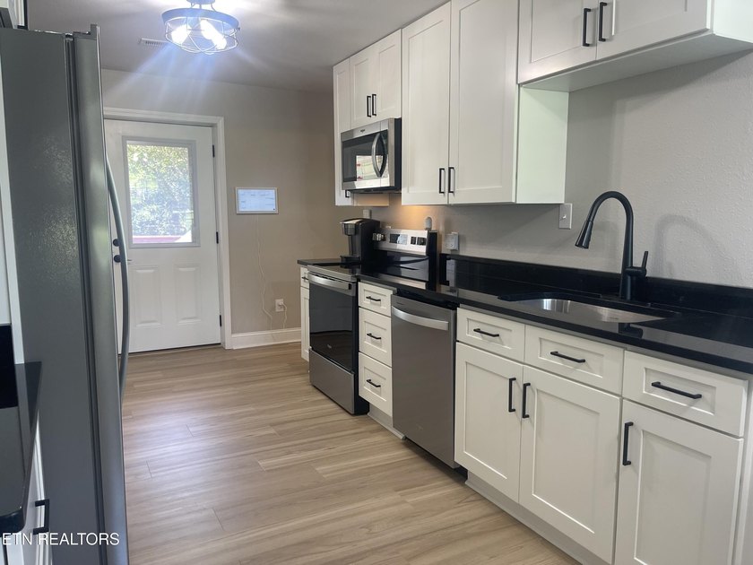 Move in ready and packed with updates! This well maintained 3 - photo 11