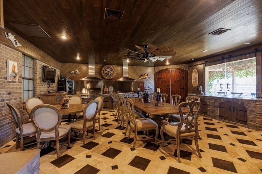 Lake Park living at its finest! This custom-built home truly - photo 13