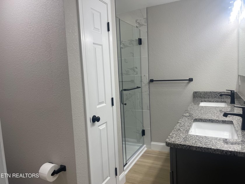 Move in ready and packed with updates! This well maintained 3 - photo 16